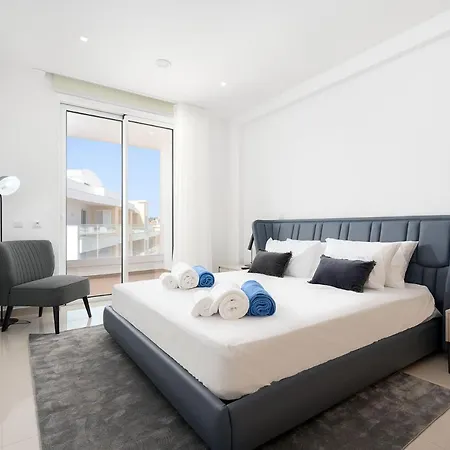 Marina View 8 With Pool By Homing * Lagos